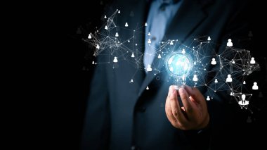 İş adamı, küresel ağ yapısı insan kaynaklarına sahip ampulü elinde tutuyor. İş liderliği konsepti. Yönetim ve işe alım işleri. Sosyal ağ. Farklı insanlar. HRM.