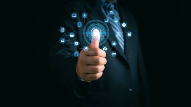 Verileri korumak için siber güvenlik ve gizlilik kavramları. Simge ve internet ağ güvenlik teknolojisini kilitle. Akıllı telefondaki kişisel verileri koruyan iş adamı, sanal ekran arayüzleri. siber güvenlik.
