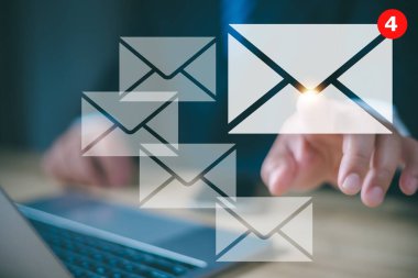 İş e-posta iletişimi ve dijital pazarlama için yeni e-posta bildirim kavramı. Gelen kutusu, elektronik mesaj uyarısı alıyorum. İş adamları, sanal ekranda e-posta. İnternet teknolojisi.