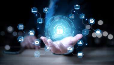Verileri korumak için siber güvenlik ve gizlilik kavramları. Simge ve internet ağ güvenlik teknolojisini kilitle. Akıllı telefondaki kişisel verileri koruyan iş adamı, sanal ekran arayüzleri. siber güvenlik.