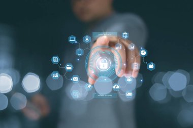 Verileri korumak için siber güvenlik ve gizlilik kavramları. Simge ve internet ağ güvenlik teknolojisini kilitle. Akıllı telefondaki kişisel verileri koruyan iş adamı, sanal ekran arayüzleri. siber güvenlik.