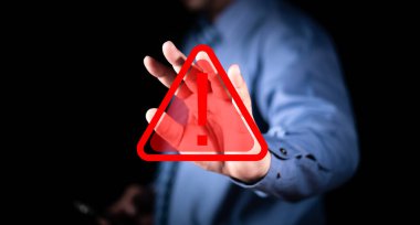 Bakım bildirimi hatası ve risk kavramı. İşadamı eli, uyarı işareti olan sanal ekranda dur işareti gösteriyor. Uyarı ve uyarı işaretleri.