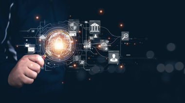 Verileri korumak için siber güvenlik ve gizlilik kavramları. Simge ve internet ağ güvenlik teknolojisini kilitle. İnternette kişisel verileri koruyan iş adamı, sanal ekran arayüzleri. siber güvenlik.