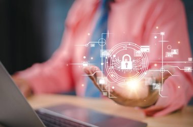 Verileri korumak için siber güvenlik ve gizlilik kavramları. Simge ve internet ağ güvenlik teknolojisini kilitle. İnternette kişisel verileri koruyan iş adamı, sanal ekran arayüzleri. siber güvenlik.