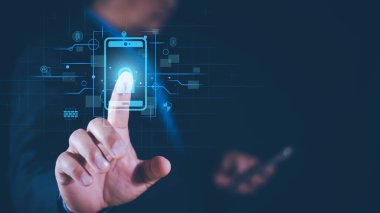 Kişisel akıllı telefona sahip iş adamı, Siber güvenlik kavramı, ağ, bilgi veya veri üzerinde güvenlik kilidi için ikon hologramı, antivirüs veya hackleme ve dolandırıcılık veya erişim kontrol kalkanı.