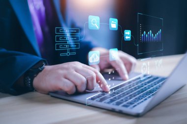 Verileri korumak için siber güvenlik ve gizlilik kavramları. Simge ve internet ağ güvenlik teknolojisini kilitle. İnternette kişisel verileri koruyan iş adamı, sanal ekran arayüzleri. siber güvenlik.