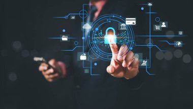 Verileri korumak için siber güvenlik ve gizlilik kavramları. Simge ve internet ağ güvenlik teknolojisini kilitle. İnternette kişisel verileri koruyan iş adamı, sanal ekran arayüzleri. siber güvenlik.