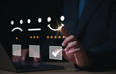 Müşteri hizmetleri ve Memnuniyet konsepti, iş adamları mutlu gülen yüz ikonunun sanal ekranına dokunarak hizmette tatmin oluyorlar. reyting çok etkileyici..