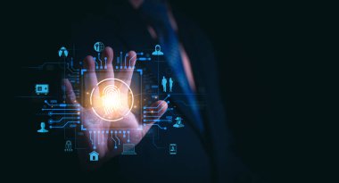 Verileri korumak için siber güvenlik ve gizlilik kavramları. Simge ve internet ağ güvenlik teknolojisini kilitle. İnternette kişisel verileri koruyan iş adamı, sanal ekran arayüzleri. siber güvenlik.