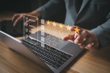 Çevrimiçi müşteri memnuniyeti anket hizmeti konsepti, uygulama deneyiminden müşteri faiz hizmeti, tüketici beş yıldız ve alıcı kalitesi, iş itibarı sıralaması için geri bildirim değerlendirmesi
