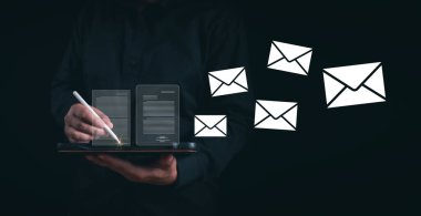 İşadamı sanal arayüz teknolojisi, online iletişim konsepti, iletişim iş teknolojisi, İleti E-posta kutusu, e-posta kutusuna elektronik posta yazmak ve göndermek için akıllı telefon ve kalem kullanır.