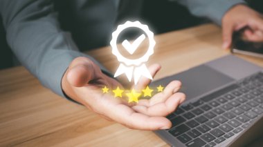 El, üst düzey hizmet Kalite Güvencesi, Garanti, Standartlar, ISO sertifikası ve standartlaştırma konseptini gösterir.