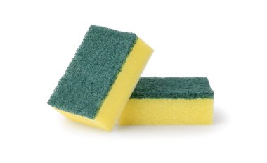 Viski briti, kırpma yolu olan beyaz arkaplanda izole edilmiş, bulaşık yıkama için süngerler.