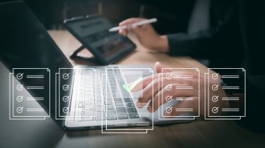 Sanal arayüzdeki dijital belgeye el değmesi, dizüstü bilgisayardaki kontrol listesini onaylama, kağıtsız ofis kavramı, çevrimiçi form, dijital iş akışı ve iş teknolojisi.
