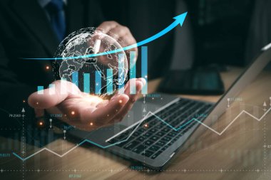 Holografik küresi, finansal büyüme grafiği ve küresel ekonomi, yatırım ve ticari başarı için borsa analizi kavramına sahip bir iş adamı.