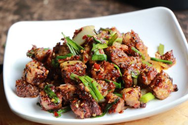 Kızarmış domuz eti, karabiber, Tayland yemeği, yakın çekim..