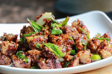 Kızarmış domuz eti, karabiber, Tayland yemeği, yakın çekim..