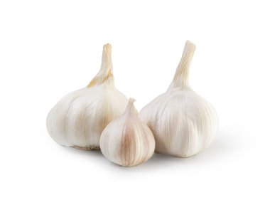 Sarımsak soğanı ve karanfil izole edilmiş. Beyaz arka planda dilimlenmiş karanfilli sarımsak soğanları. Beyaz sarımsak soğanı karışımı. Kırpma yolu ile. Tam alan derinliği.