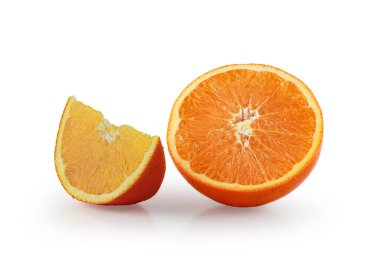Taze portakal meyvesi, yarısı ve dilimler beyaz arka planda izole edilmiş, kırpma yolu, Arancia Tarocco, Citrus sinensis, portakal yığınının üzerinde portakal yığını..