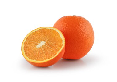 Taze portakal meyvesi, yarısı ve dilimler beyaz arka planda izole edilmiş, kırpma yolu, Arancia Tarocco, Citrus sinensis, portakal yığınının üzerinde portakal yığını..