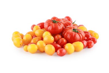 Yeşil yapraklı kırmızı ve sarı domates kesme yolu ile beyaz zemin üzerinde izole.