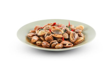 Karıştırılmış istiridye ve biber ezmesi beyaz arka planda kırpma yolu ile izole edilmiş. Kızarmış midyeleri fesleğenle karıştır, acı biber, sarımsak ve taze biber, Tayland deniz ürünleri..