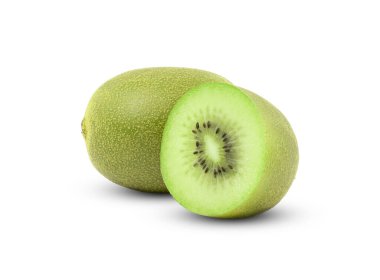 Kivi meyvesini kapat ve kesme yolu ile beyaz arkaplanda izole edilmiş yarı yarıya kes.