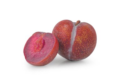 Kırmızı erik, bir buçuk mor erik meyvesi kesme yolu ile beyaz arka planda izole.