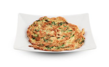 Beyaz bir tabakta servis edilen omleti kızart. Kırpma yolu olan beyaz arka planda izole edilmiş Tayland yemeği..