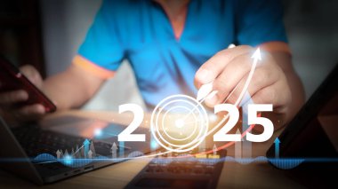 2025, İşletme, Dijital Dönüşüm Teknolojisi Stratejisi, Analiz ve Veri Yönetimi Sistemi ile çalışan Grafik Analisti, KPI 'nin veritabanına bağlı olduğu bir rapor hazırla.