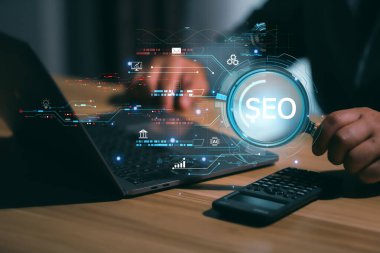 SEO, dijital ve iş adamı bir ofiste analiz, e-posta ya da teknoloji üzerinde çalışmak için dizüstü bilgisayarları var. İnternet sitesi, şirket ve pazarlama veya profesyonel piyasa araştırması için bilgisayarda yazı yazan bir çalışan