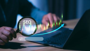 SEO ve büyüteç, arama çubuğu ve analitik grafikli dijital büyüme stratejisi kavramı. Çevrimiçi pazarlama, arama motoru optimizasyonu, web trafiği ve sıralama iyileştirmesi için mükemmel.