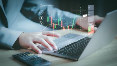 Borsa yatırımları ve ticaretinde yönetim kavramı, Tüccar 'ın fiyat düştüğünde kaybı azaltmaya ya da durdurmaya karar vermesi, iş, finans ve yatırım kavramı, bilgisayar dizüstü bilgisayar kullanan adam.