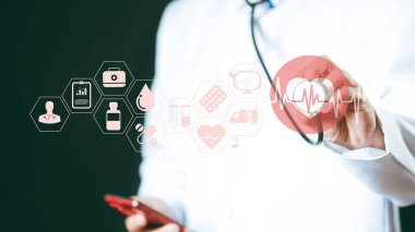 Tıbbi teknoloji, online sağlık ağı, teletıp konsepti. Tıbbi teknolojiyle steteskop tutan doktor internet ağ bağlantısı, sağlık ve tıp, hastane geçmişi