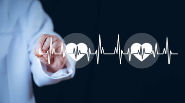 Tıbbi teknoloji, online sağlık ağı, teletıp konsepti. Tıbbi teknolojiyle steteskop tutan doktor internet ağ bağlantısı, sağlık ve tıp, hastane geçmişi