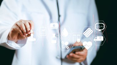 Tıbbi teknoloji, online sağlık ağı, teletıp konsepti. Tıbbi teknolojiyle steteskop tutan doktor internet ağ bağlantısı, sağlık ve tıp, hastane geçmişi