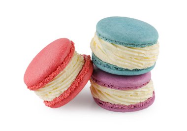 Renkli makaron kekleri. Küçük Fransız çörekleri. Kırpma yolu olan beyaz arkaplanda renkli makaronlar.