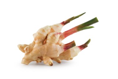 Beyaz arka planda dilimlenmiş taze zencefil rhizomu ve kırpma yolu, genç kızıl.