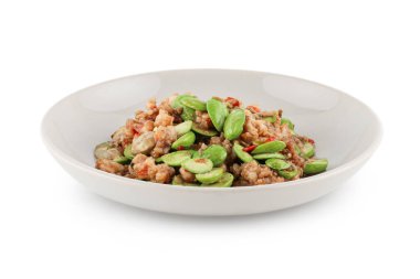 Lezzetli bir tabak kızarmış karides ve kokulu fasulyeli kıymalı domuz eti ve beyaz arkaplanlı karides ezmesi kırpma yolu, Pad Sator, acı fasulye ya da kokulu fasulye..