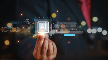 Kodlama arayüzü, veri görselleştirmesi ve dijital komutları insan elinin üzerinde yüzen modern yapay zeka hologramı yenilik, otomasyon ve akıllı teknolojiyi temsil ediyor..