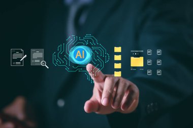 Yapay zeka teknolojisi dijital dosya yönetimine entegre edildi, bir işadamı dokunmatik arayüzü kullanarak verimliliği artırmak için belgeleri düzenliyor ve kategorize ediyor.