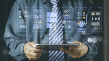 Büyük veri analizi ve iş stratejisi için fütüristik yapay zeka veri analizi, kontrol paneli, finansal grafikler ve mobil arayüz teknolojisine sahip dijital tablet kullanan işadamı.