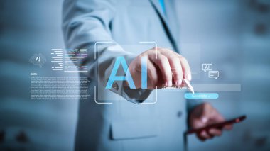 Dijital arayüze sahip yapay zeka teknolojisi kullanan işadamı, yenilik, otomasyon ve gelecekteki iş çözümleri için büyük veri ve makine öğrenme kavramı.