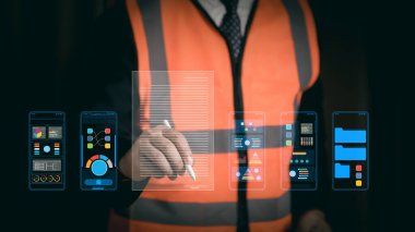 Sanal kontrol listesi ile dijital sözleşme imzalayan güvenlik mühendisi, endüstriyel anlaşma, uyum, belge, güvenlik standartları ve inşaat sektöründe akıllı işletme yönetimini temsil ediyor..