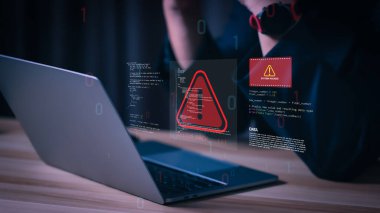 Siber güvenlik kavramı, bilgisayar korsanlarının uyarı sembolleri ve sisteme sızma, veri ihlali, kötü amaçlı yazılım tehdidi ve çevrimiçi güvenlik riskini gösteren sisteme sızdığını gösteriyor..