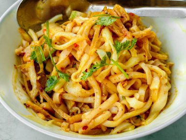 Beyaz kasede Khauk Swe Thoke adı verilen geleneksel beyaz makarna salatası. Yakın görünüm.