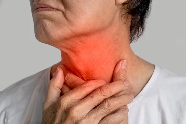 亚洲男人脖子上的红晕 食管炎 甲状腺毒症 甲状腺炎 窒息或呼吸困难的概念 — 图库照片
