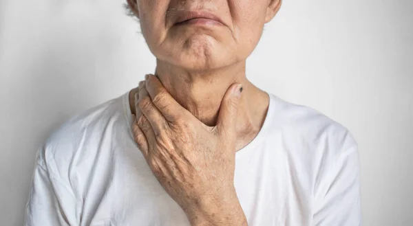 Enge Hals Eines Älteren Asiatischen Mannes Konzept Von Halsschmerzen Rachenentzündung lizenzfreie Stockbilder