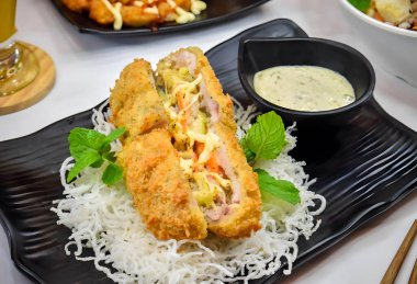 Bir tabak peynirli katsu 'nun yakın görüntüsü