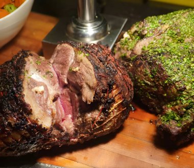 Lezzetli, bitkisel kabuklu kuzu budu köri, güzel kavrulmuş ve servise hazır.